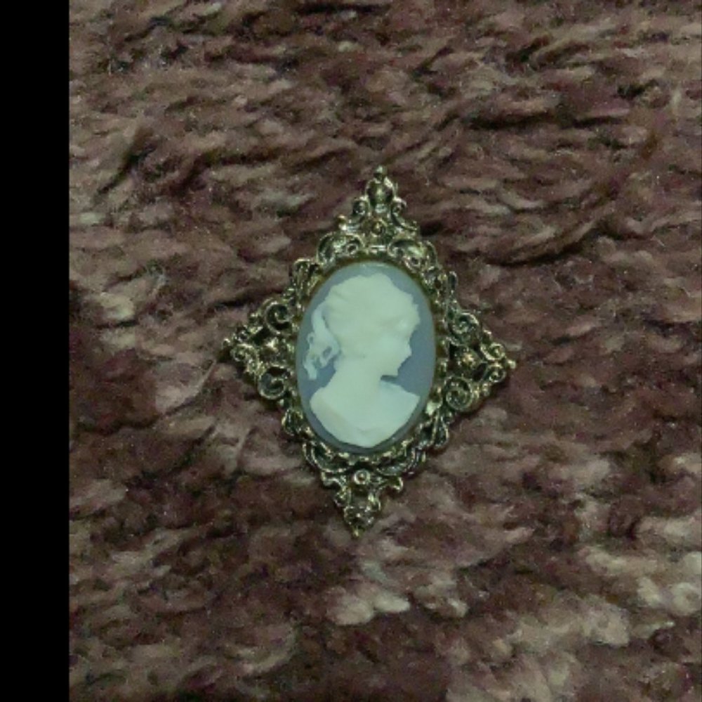 Vintage Gerry’s Signed Cameo Brooch/Pendant